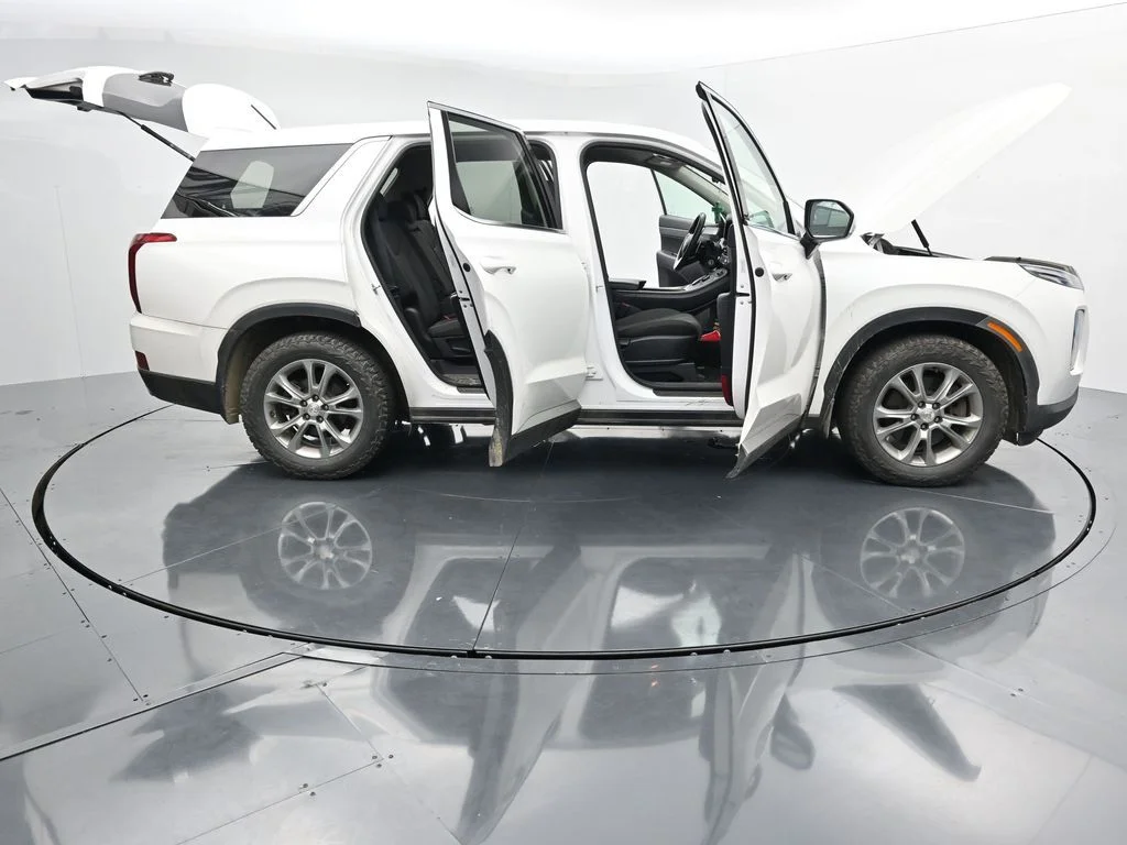 Used 2021 White Hyundai SE image 27