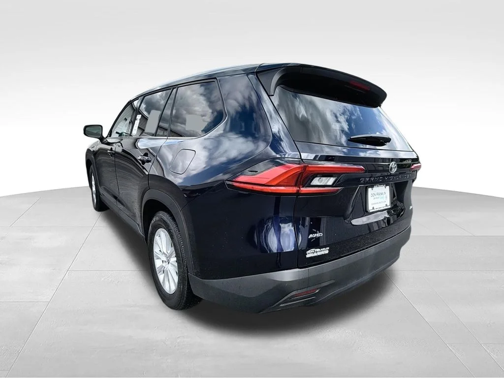 Used 2024  Toyota XLE image 6