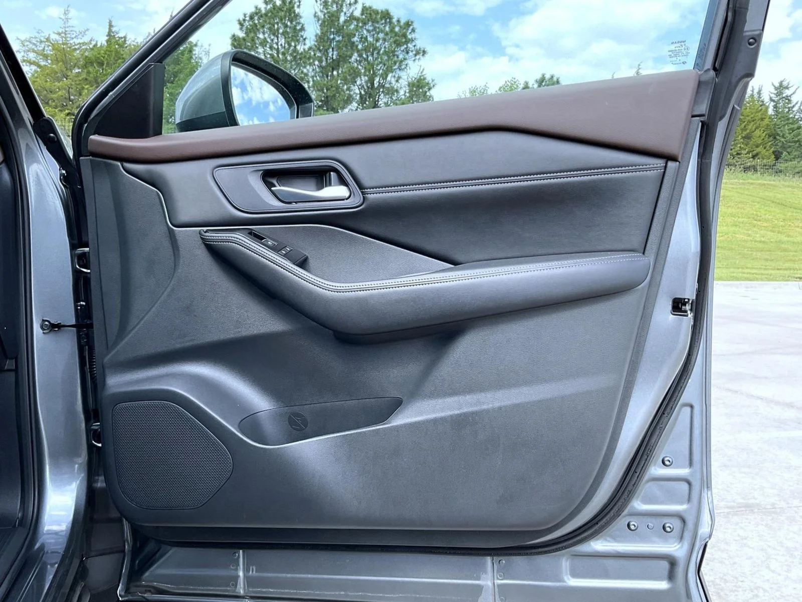 Used 2023 Gray Nissan SL image 17