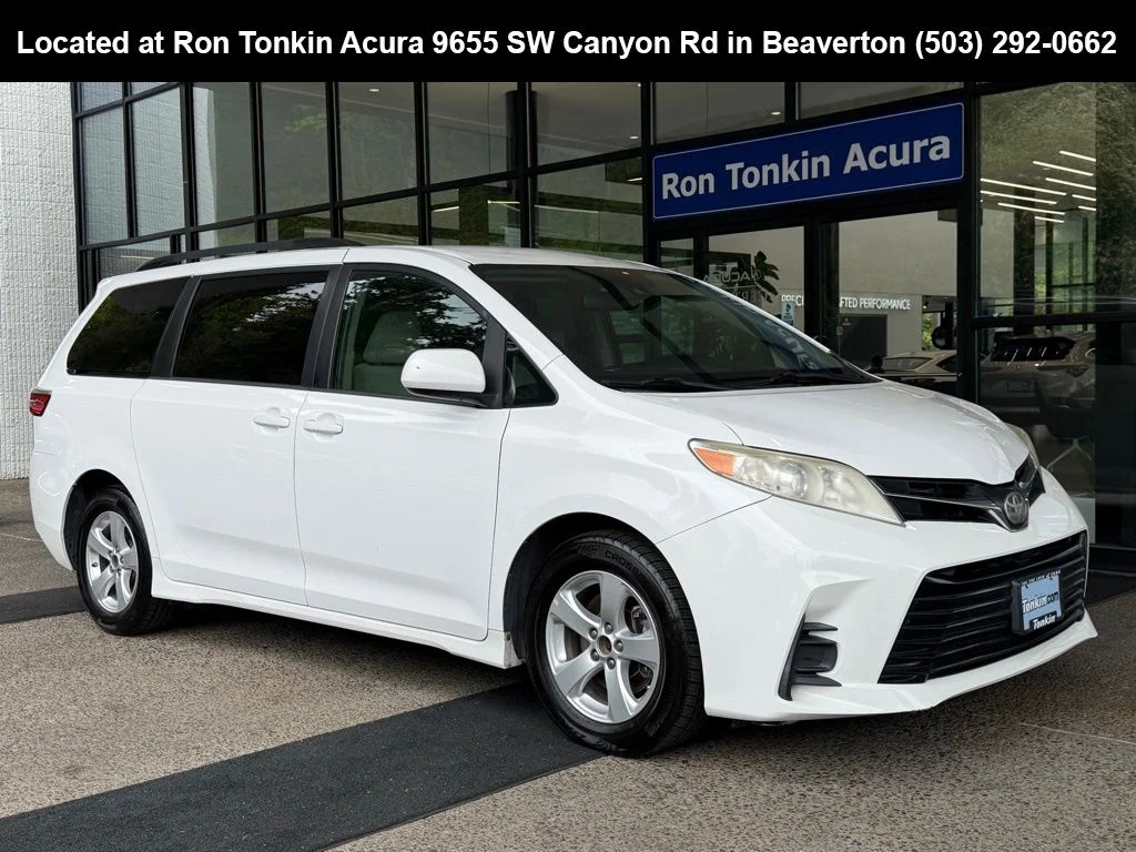2018 Toyota Sienna LE V6 8-Passenger's photo