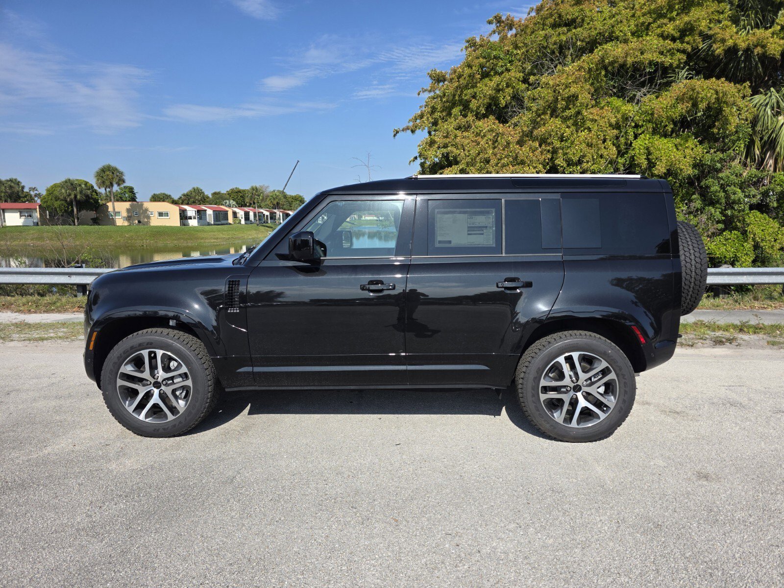 New 2026 Santorini Black Land Rover P400 X-Dynamic SE image 7