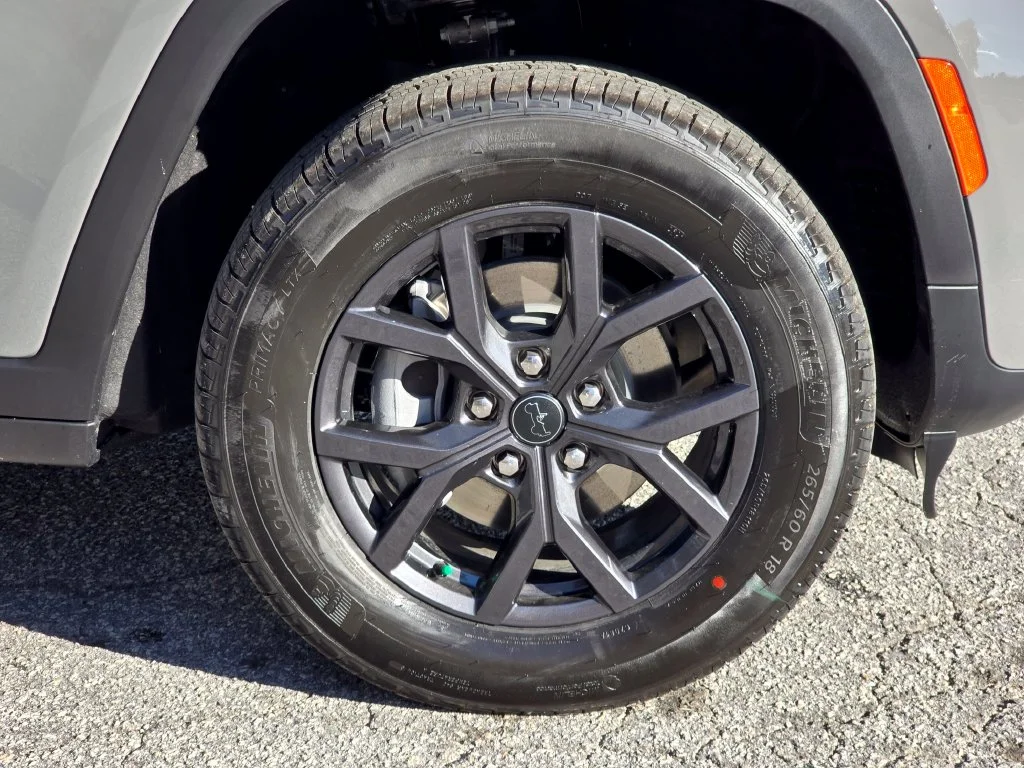 New 2027 Gray Jeep Laredo Altitude image 14