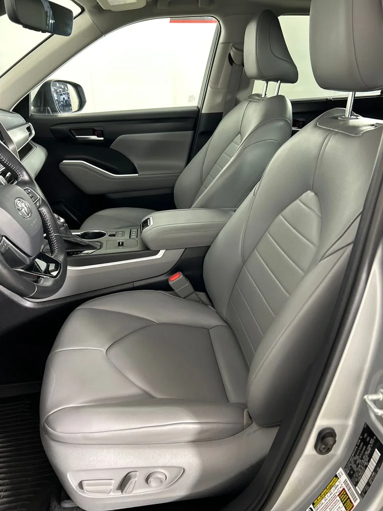 Used 2021 Silver Toyota XLE image 12