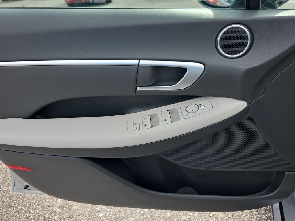 Used 2025 Aero Silver Hyundai SEL Convenience image 17