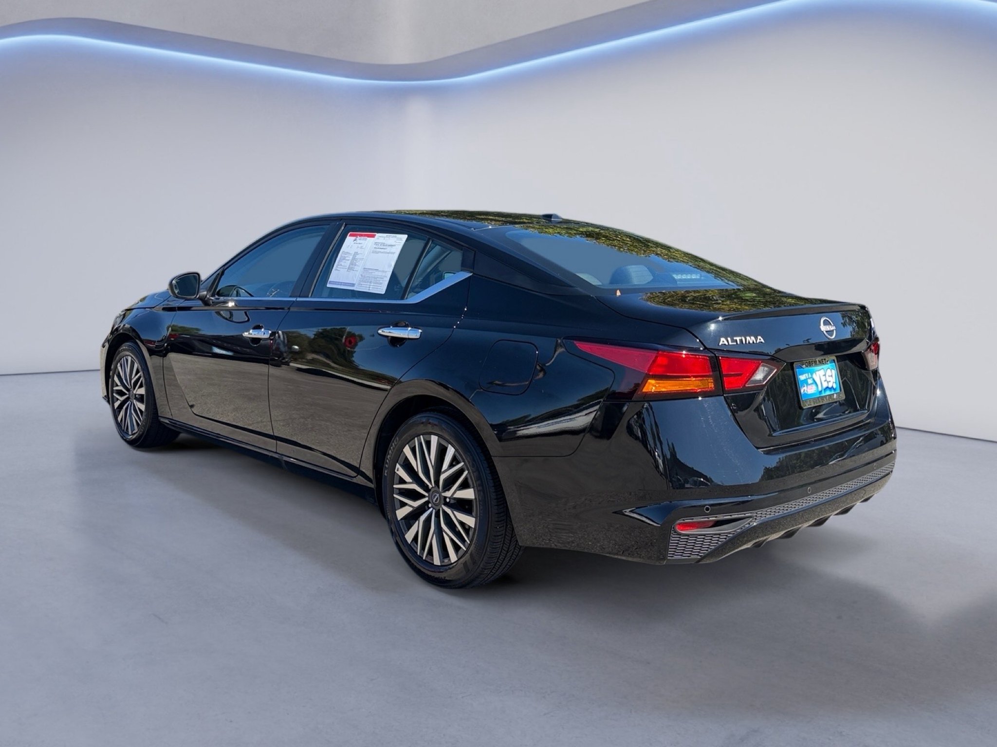 Used 2025 Super Black Nissan SV image 5