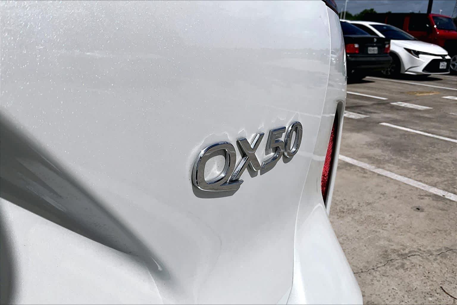 Used 2025 Radiant White INFINITI LUXE image 29