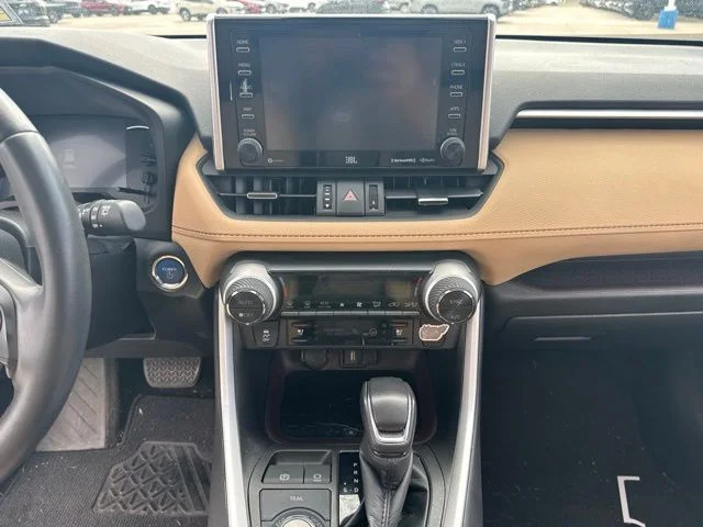 Used 2021  Toyota Limited image 15