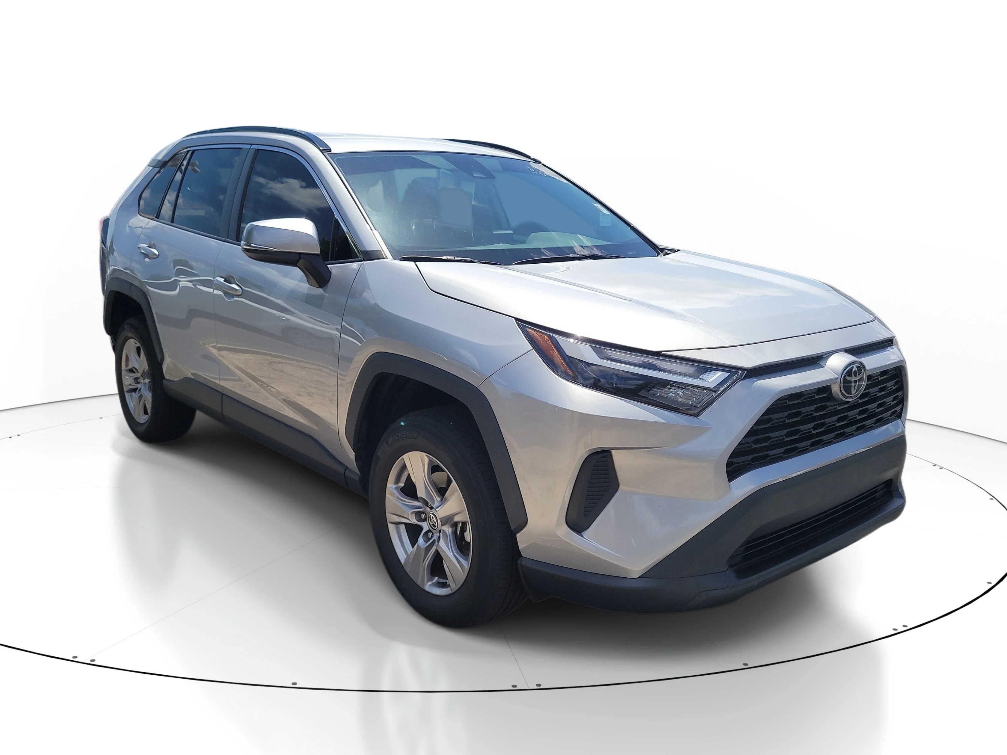 Used 2023  Toyota XLE image 1