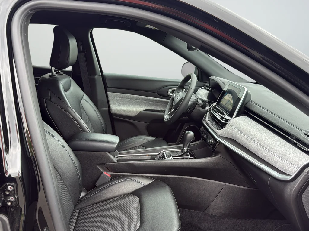 Used 2025 Black Jeep Latitude image 15