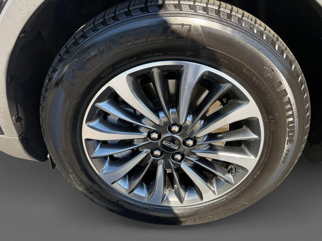 Used 2023 Black Lincoln Reserve image 15