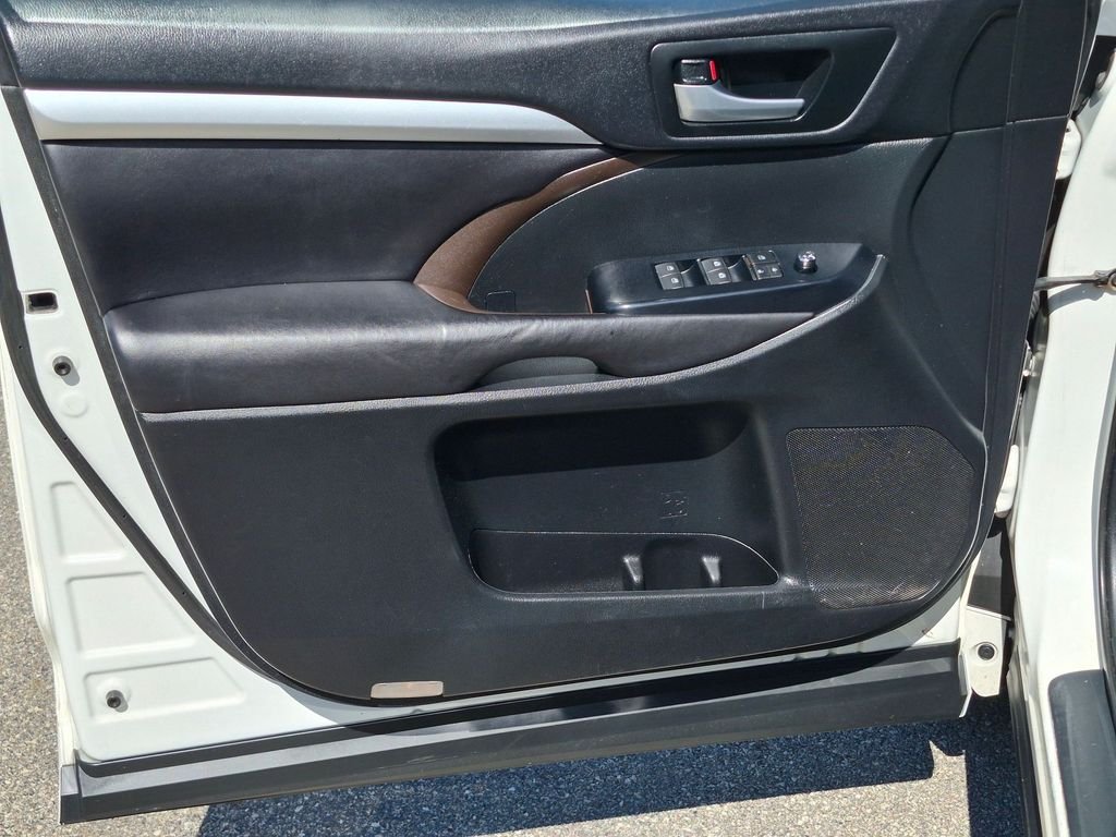 Used 2016 White Toyota XLE V6 image 19