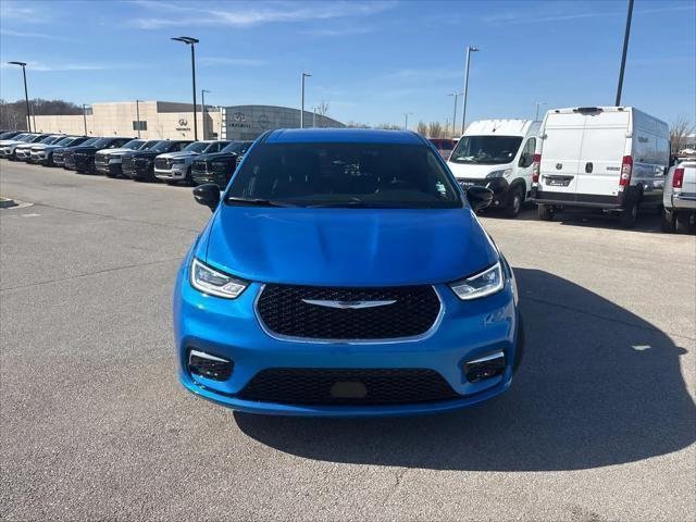 New 2026 Hydro Blue Pearl-Coat Exterior Paint Chrysler Select image 3