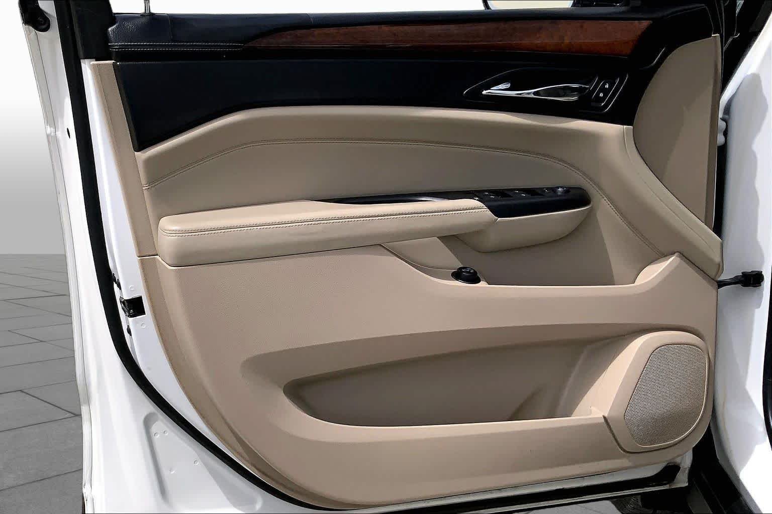Used 2013 Platinum Ice Tricoat Cadillac Luxury Collection image 21