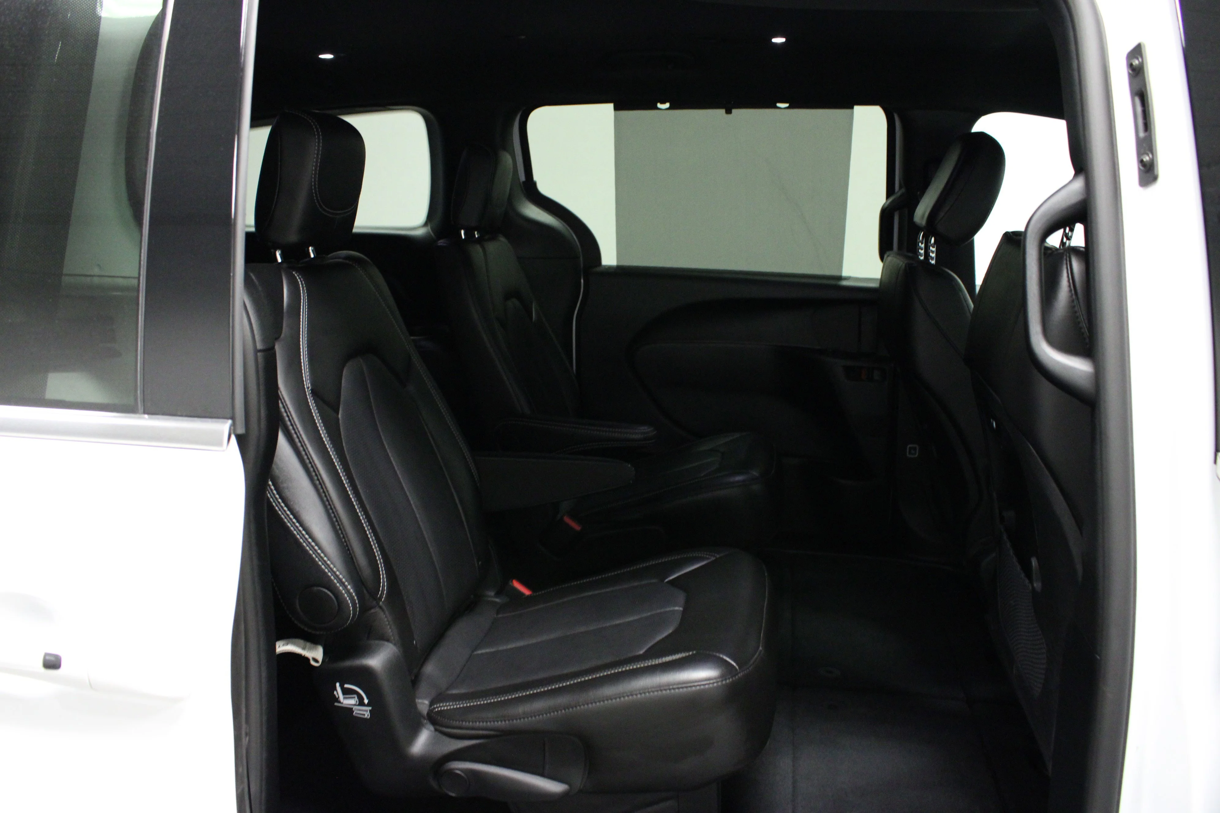 Used 2025 Bright White Clearcoat Chrysler Select image 16