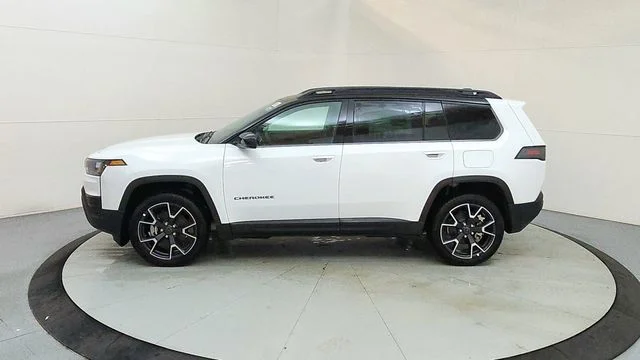 New 2026 Bright White Clear-Coat Exterior Paint Jeep Overland image 6