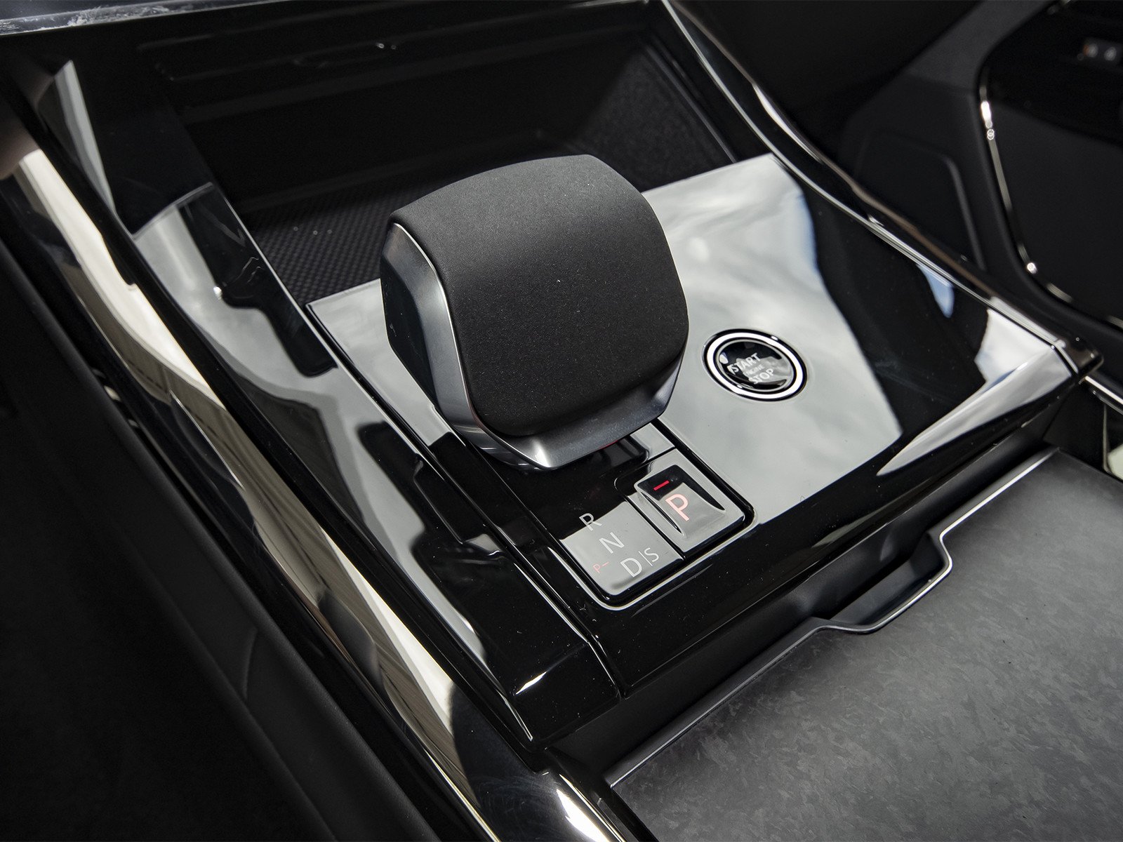 New 2026 Santorini Black Land Rover Dynamic SE image 27