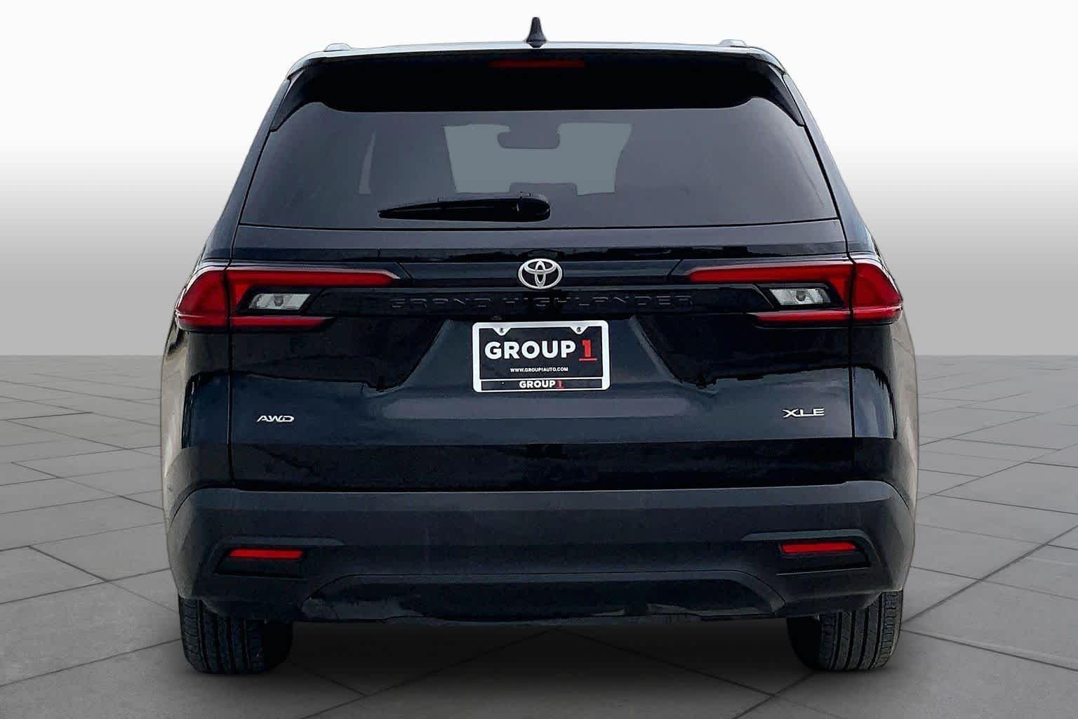 Used 2025 Midnight Black Metallic Toyota XLE image 5