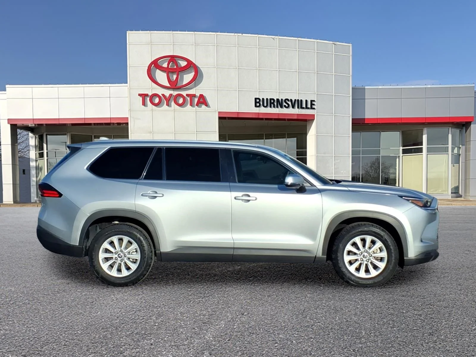 Used 2025 Toyota Grand Highlander XLE with VIN 5TDAAAB54SS078863 for sale in Burnsville, Minnesota