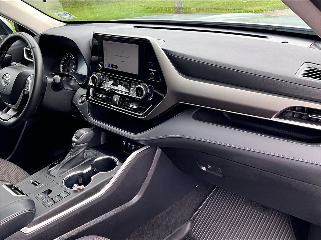 Used 2023 Silver Toyota LE image 14