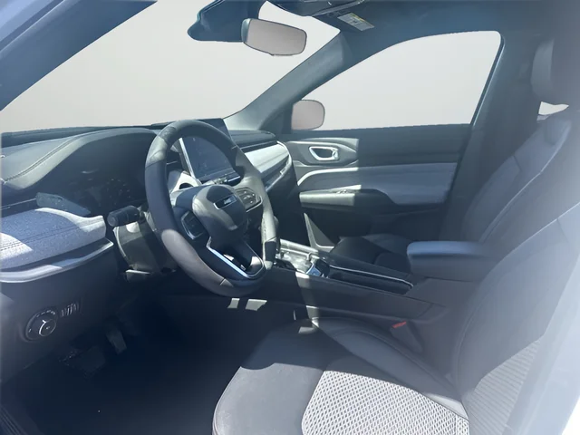Used 2025 White Jeep Latitude image 10