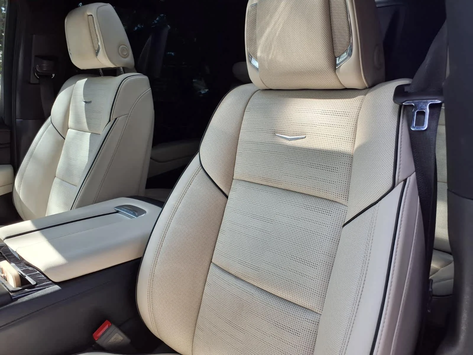 Used 2021 CRYSTAL WHITE TRICOAT Cadillac Sport image 14