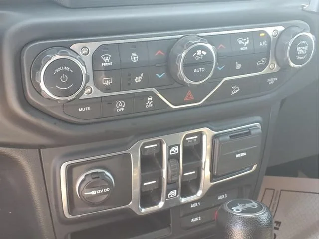 Used 2018  Jeep Sport S image 8