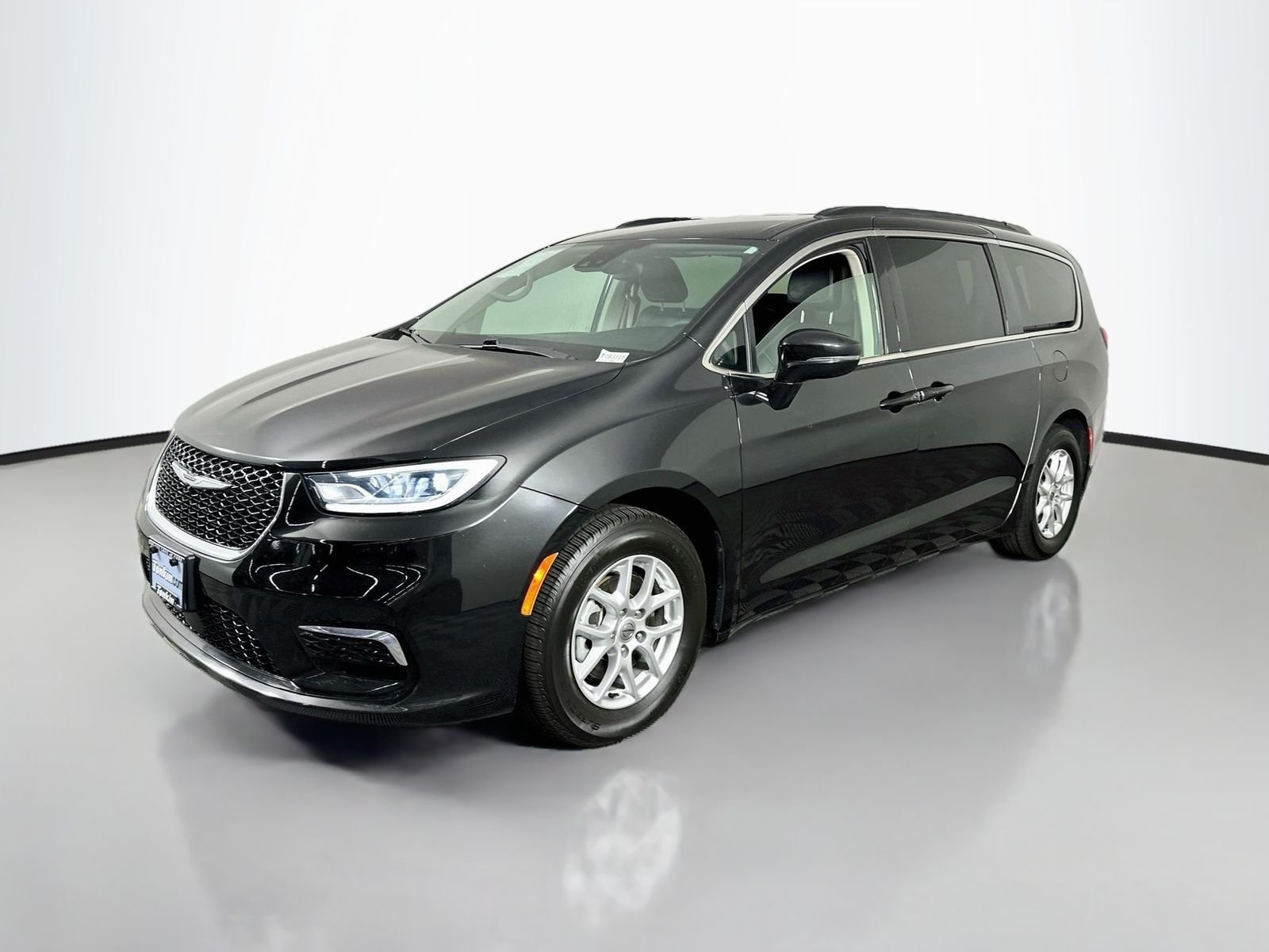 Used 2022 Brilliant Black Crystal Pearlcoat Chrysler Touring L image 2