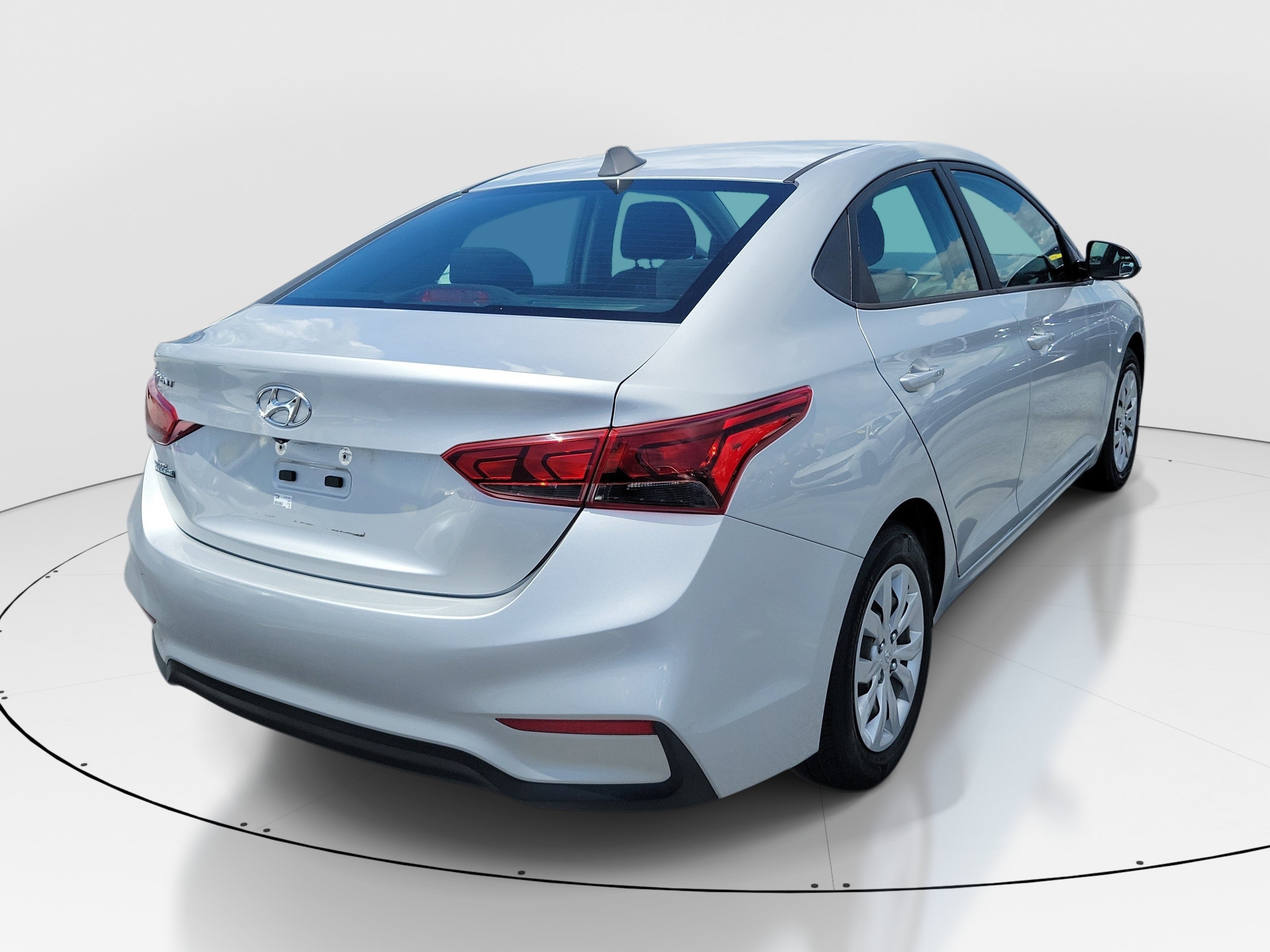 Used 2022 Olympus Silver Hyundai SE image 6