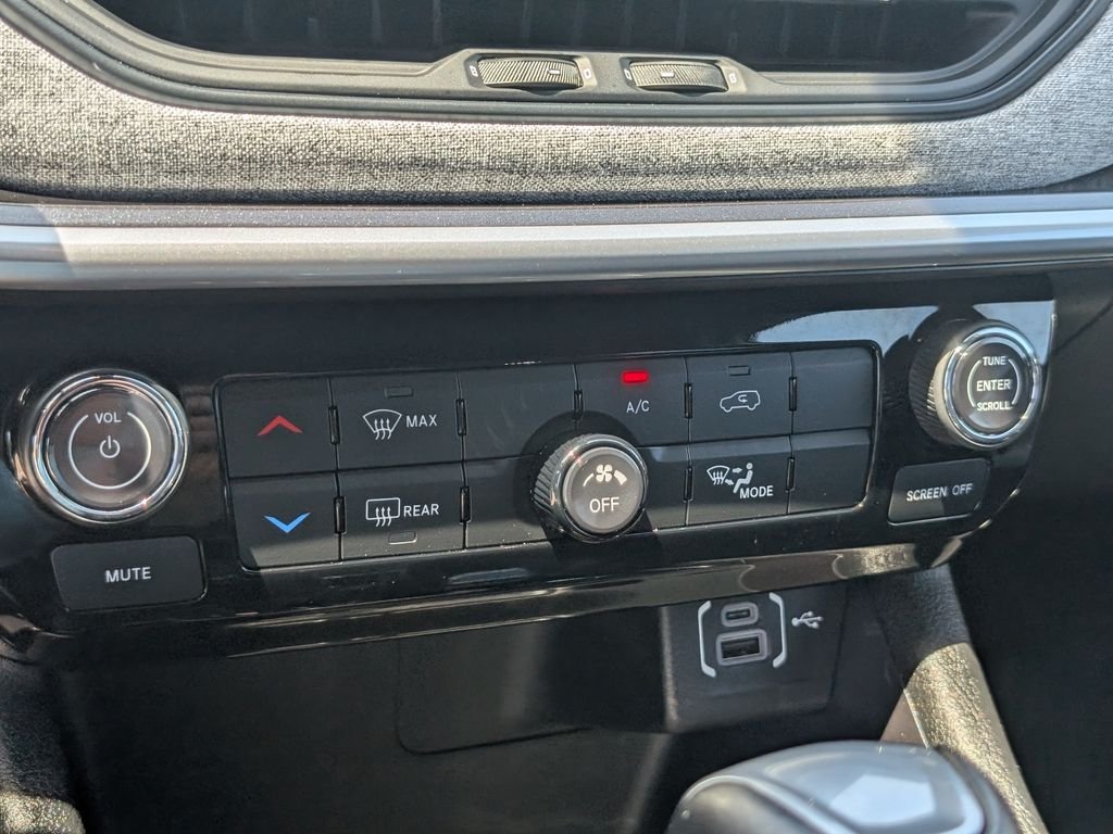 Used 2025 White Jeep Latitude image 27