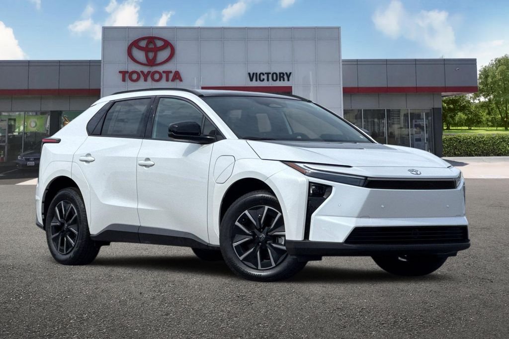 New 2026 Wind Chill Pearl <sup>1</sup> Toyota  XLE image 2