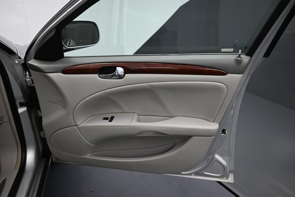 Used 2009 Quicksilver Metallic Buick CX image 18