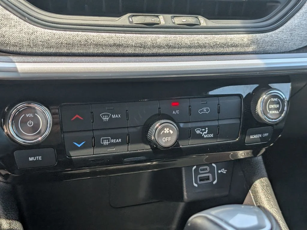 Used 2025 White Jeep Latitude image 27