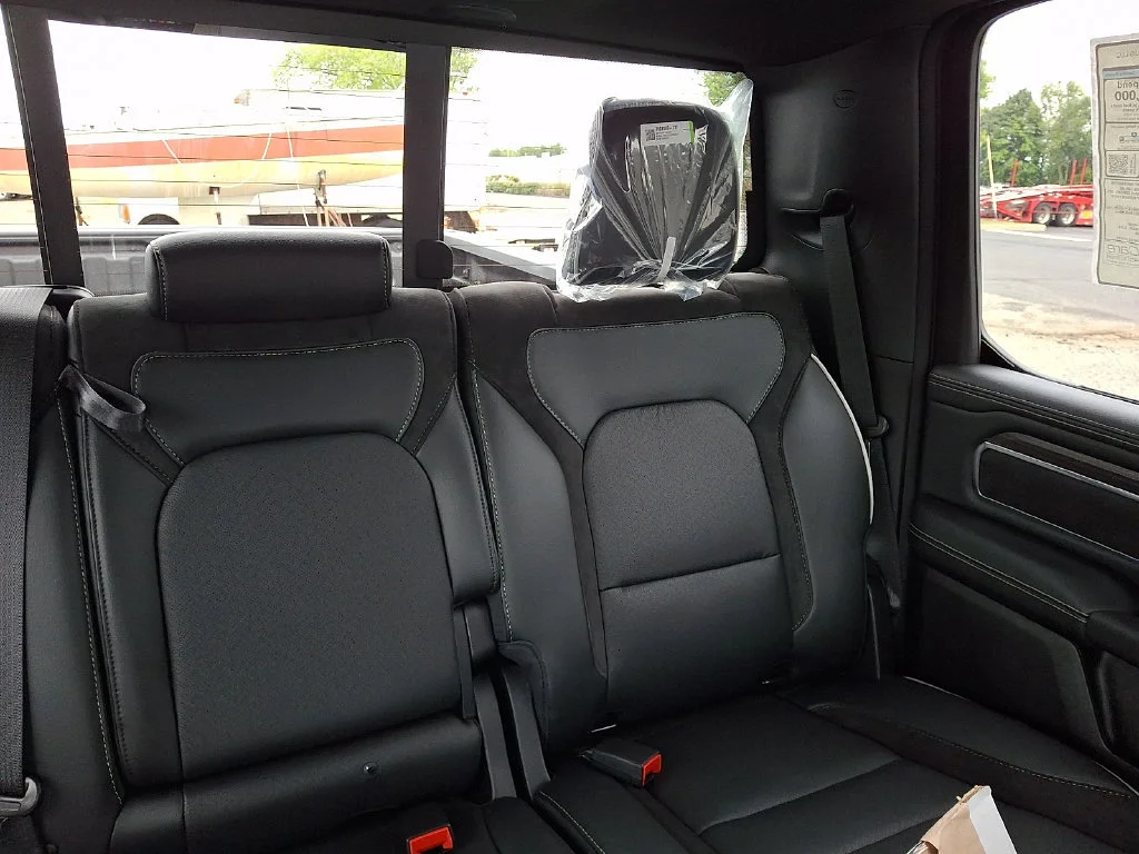 New 2027 Diamond Black Crystal Pearl-Coat Exterior Paint RAM Laramie image 15