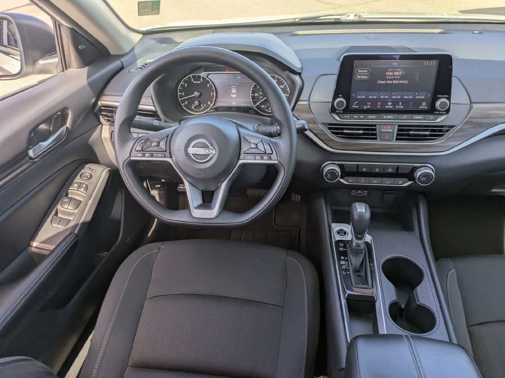 Used 2025 White Nissan 2.5 SV image 15