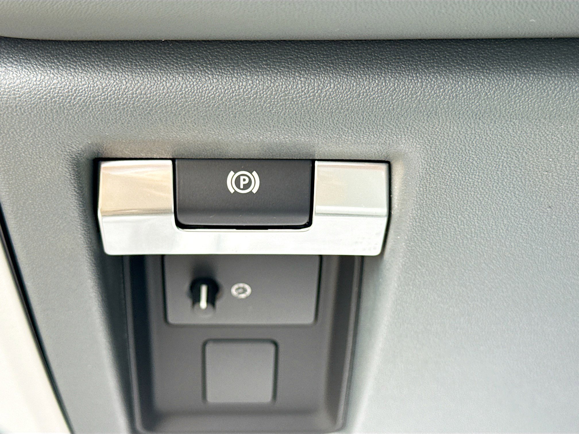 New 2026 Santorini Black LAND ROVER X-Dynamic SE image 36