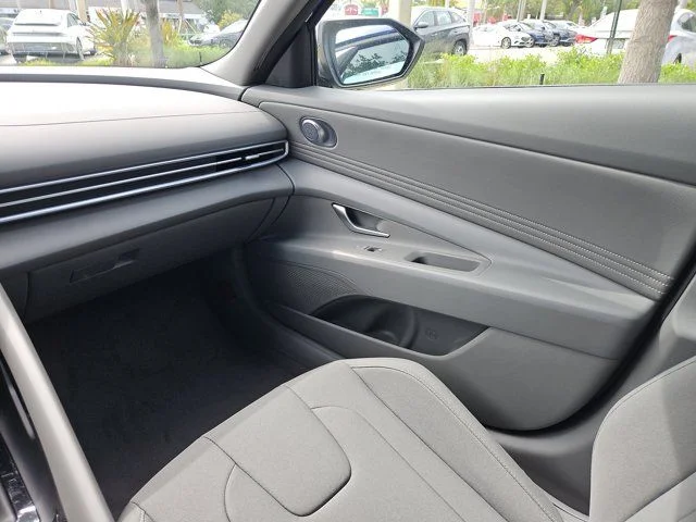 2025 Hyundai Elantra Blue - Photo 9