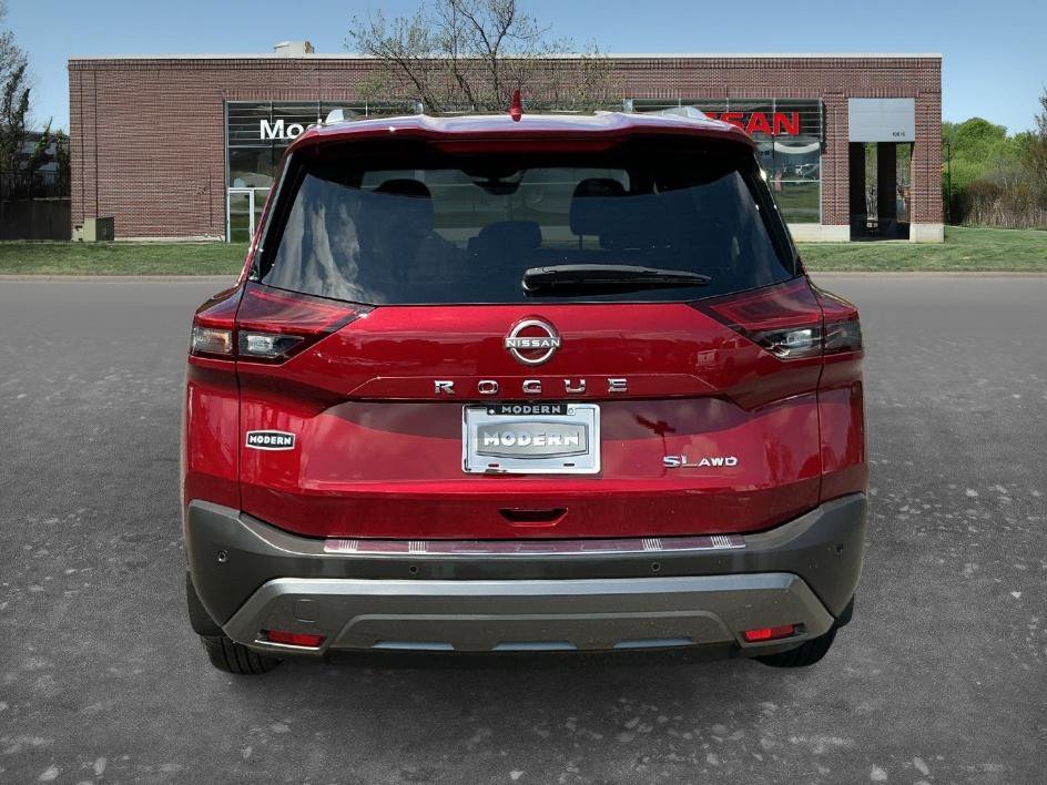 Used 2023 Scarlet Ember Tintcoat Nissan SL image 3