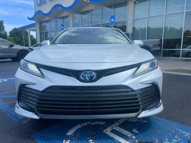 Used 2022 Wind Chill Pearl Toyota XLE image 3
