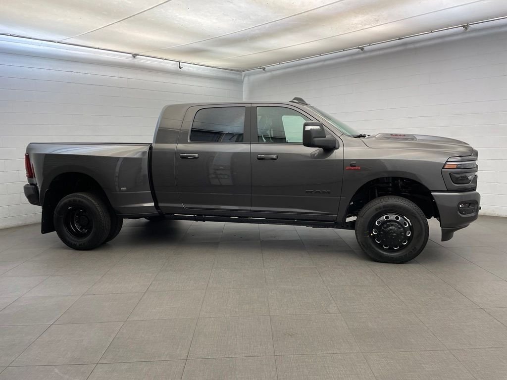 New 2026 Granite Crystal Metallic Clear-Coat Exterior Paint RAM Laramie DRW image 2