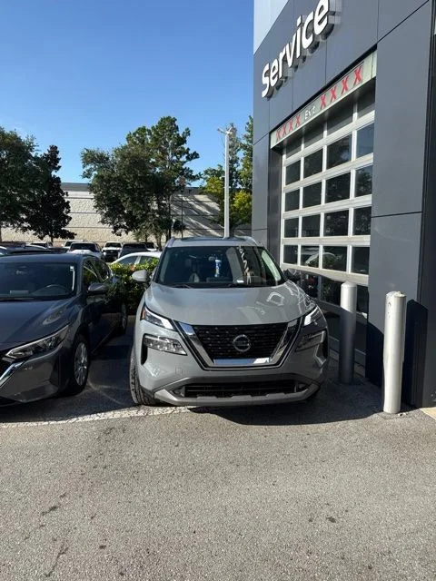 Used 2021 Gray Nissan SL image 3