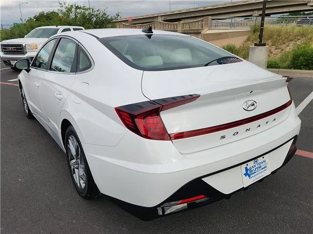 Used 2023 White Hyundai SEL image 3