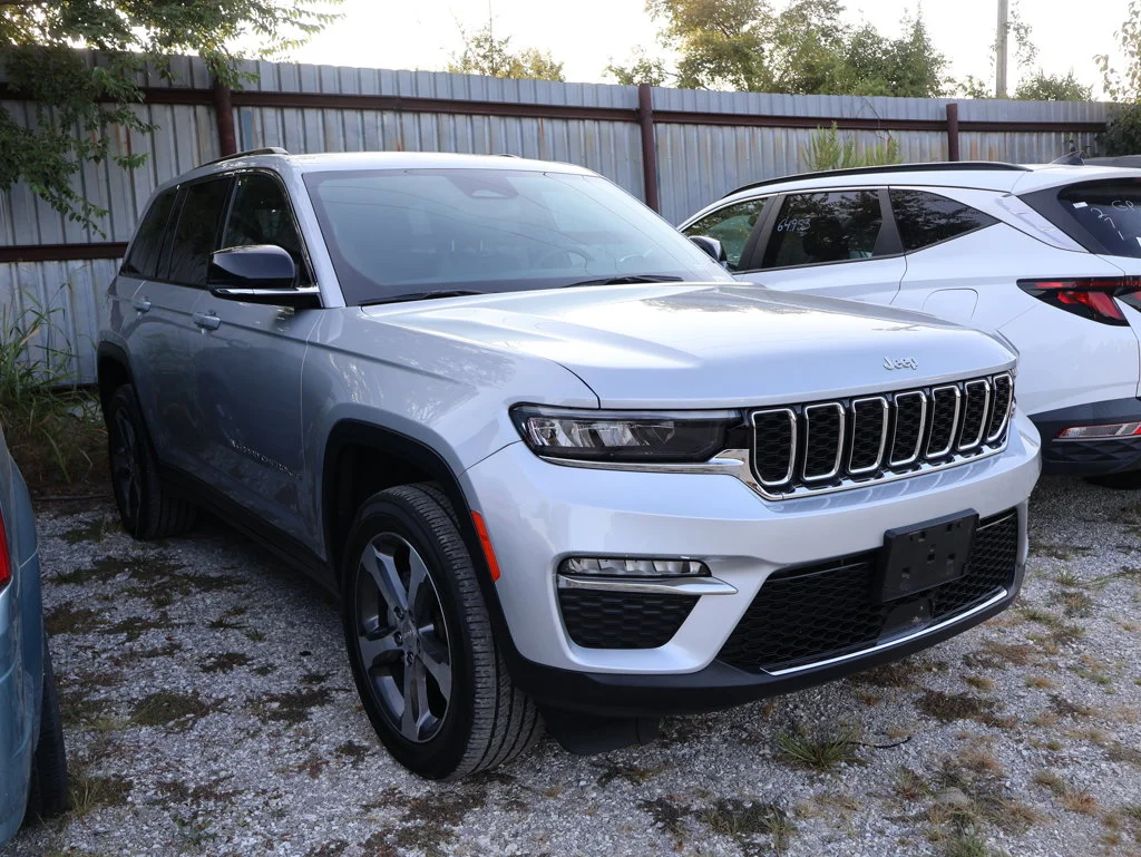 Used 2024 Silver Jeep Limited image 14