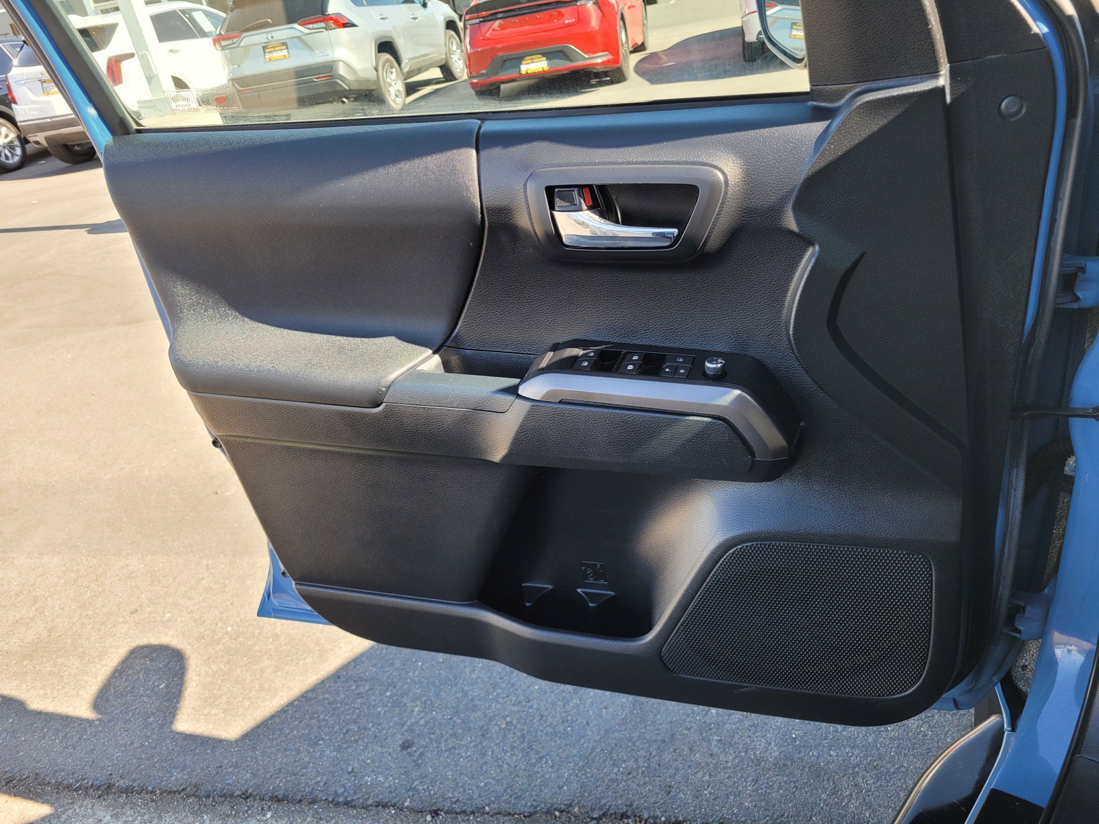 Used 2018  Toyota  image 27