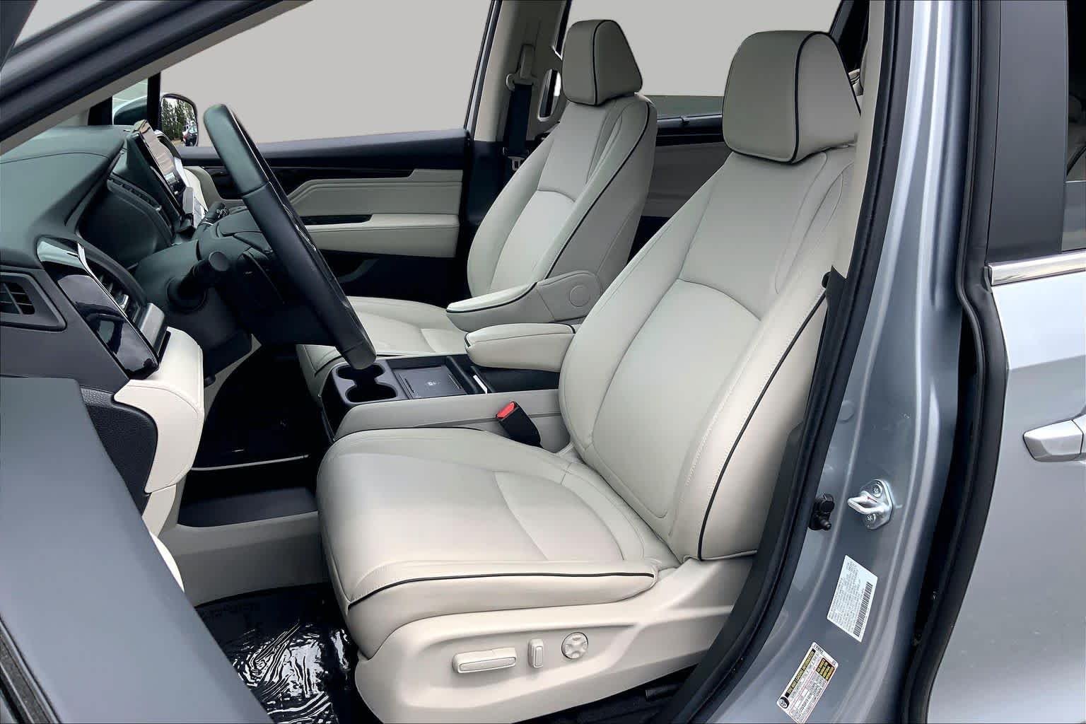 Used 2025 Solar Silver Metallic Honda Touring image 7