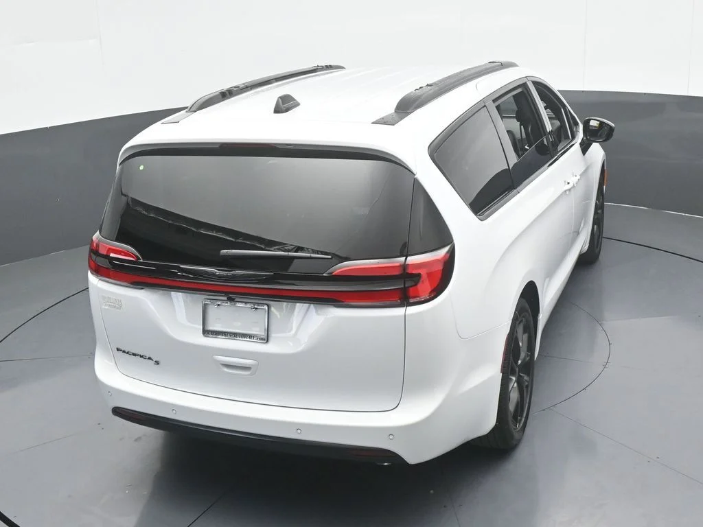 New 2026 Bright White Clear-Coat Exterior Paint Chrysler Select image 49