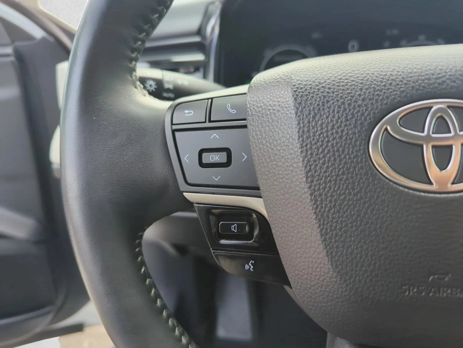 Used 2025 Wind Chill Pearl Toyota XLE image 14
