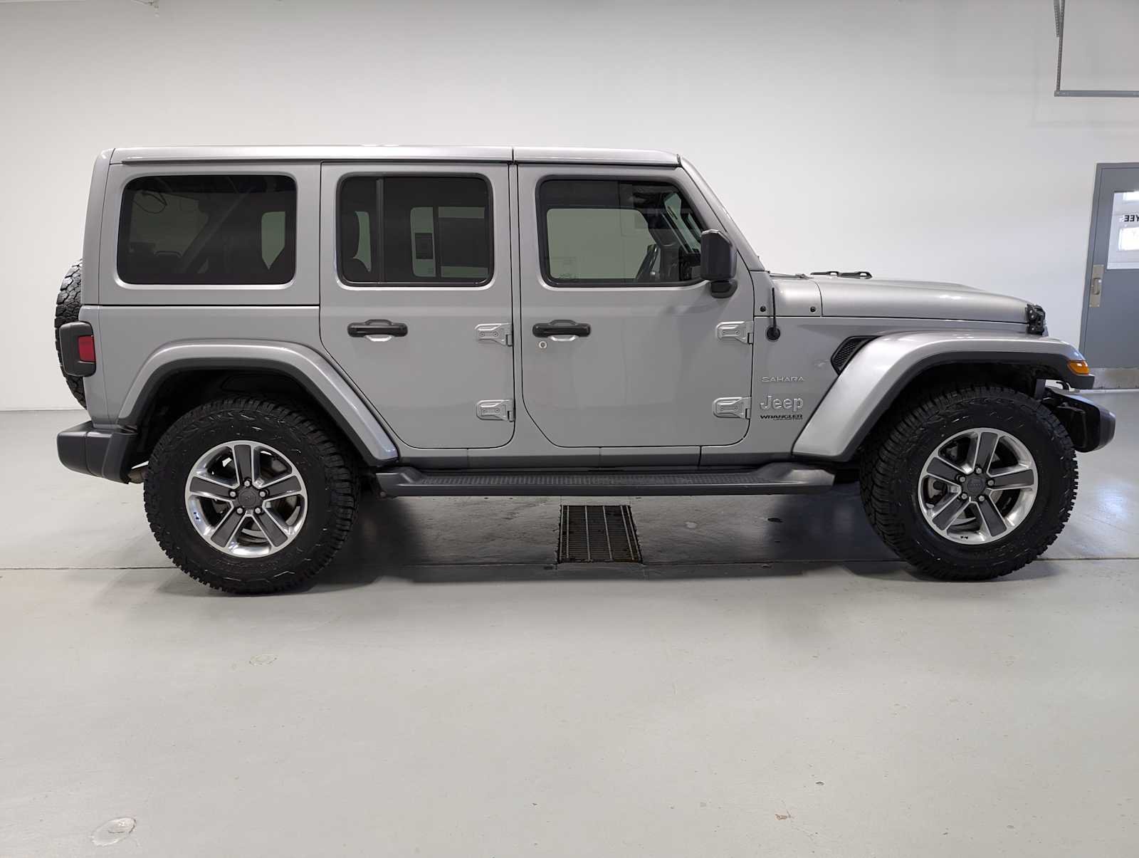 Used 2020 Billet Silver Metallic Clearcoat Jeep Sahara image 7
