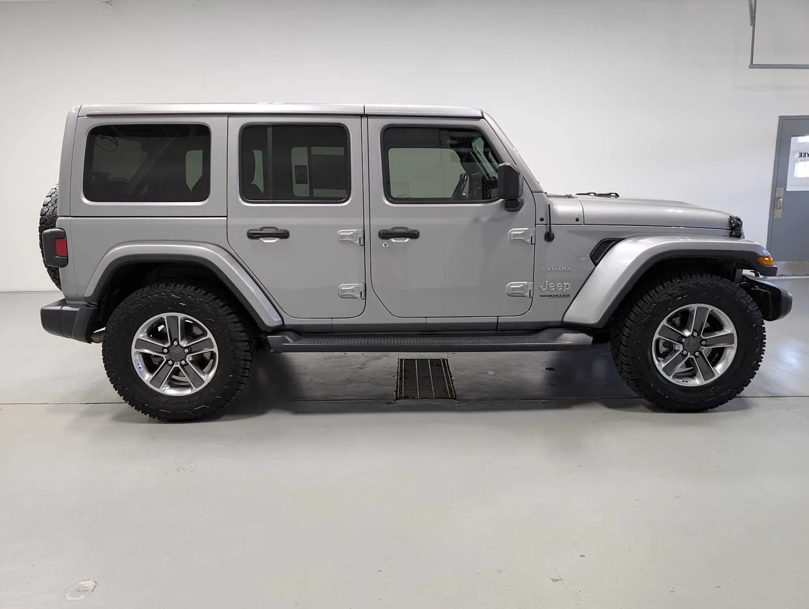 Used 2020 Billet Silver Metallic Clearcoat Jeep Sahara image 7