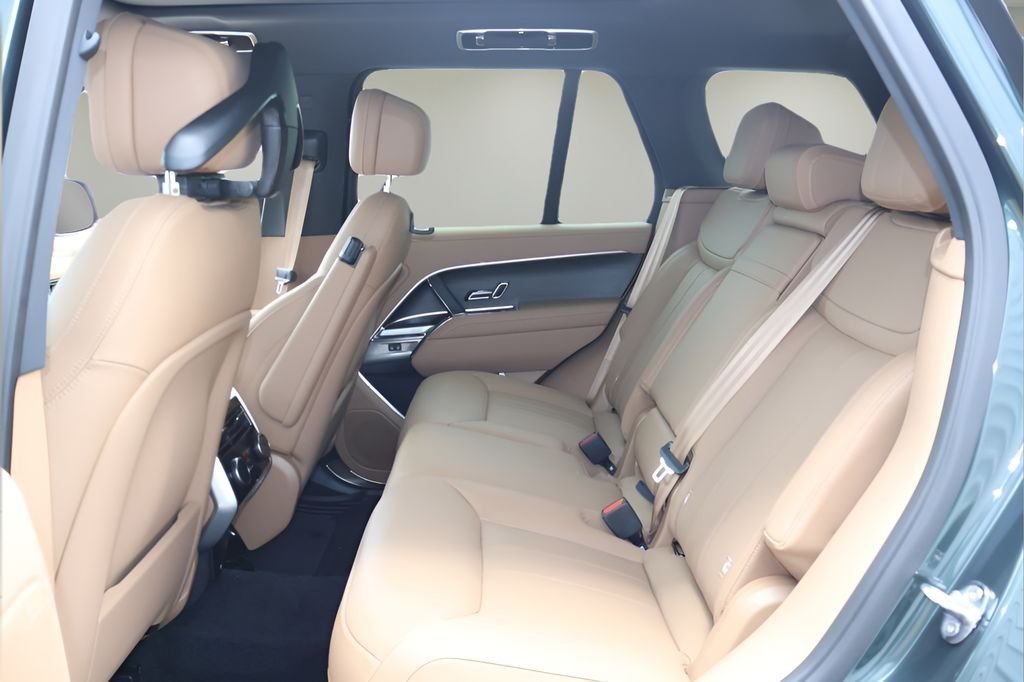 New 2026 Belgravia Green LAND ROVER SE image 12