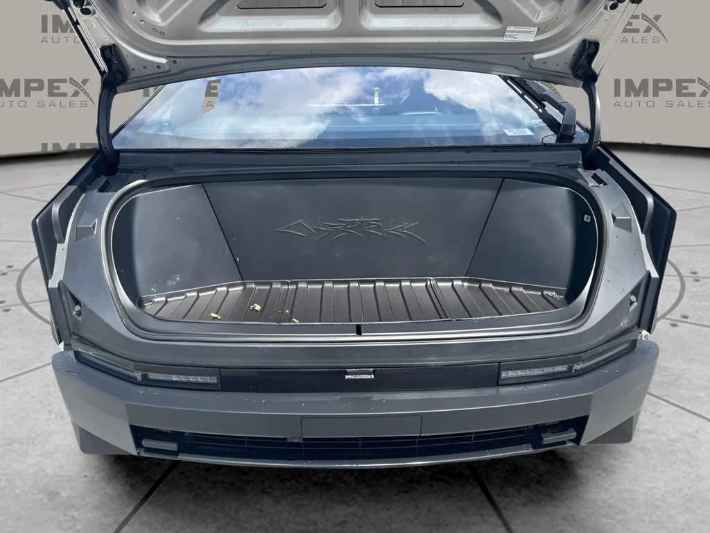 Used 2024  Tesla Base image 26